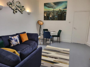 Garland Spacious Apartment, Close to Station With Parking And Garden